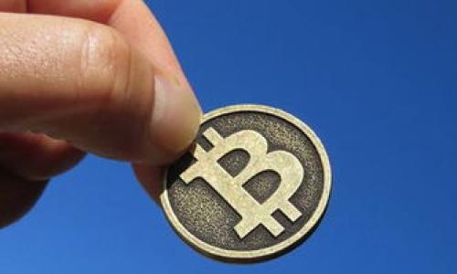 jiaoti加密货币暴跌：该卖出还是继续持有？/jiaoti
加密货币, 投资策略, 市场分析, 风险管理/guanjianci

## 内容主体大纲

1. **引言**
    - 加密货币的历史与发展
    - 当前市场的特点与波动性
2. **加密货币暴跌的原因**
    - 市场情绪的影响
    - 监管政策的变化
    - 宏观经济因素
3. **卖出的考虑因素**
    - 投资者心理与行为
    - 何时是卖出最佳时机
    - 个人财务规划
4. **继续持有的理由**
    - 长期投资策略
    - 加密货币的潜力与价值
    - DCA（定投）策略的实施
5. **风险管理**
    - 分散投资的重要性
    - 如何评估加密货币的风险
6. **结论与建议**
    - 投资者的行动建议
    - 市场未来展望

## 内容概要

### 引言

加密货币的崛起引起了全球投资者的关注，从比特币的出现到以太坊、瑞波币等多个数字货币的蓬勃发展，加密货币市场的波动性使得许多人在参与投资时充满期待与忐忑。特别是在经历了暴跌的情况下，许多投资者面临着一个重要的问题：我该卖掉我的加密货币吗？

本文将深入探讨加密货币暴跌的原因、投资者的选择和应对策略，帮助你更好地理解在这种情况下该如何决策。

### 加密货币暴跌的原因

市场情绪的影响
市场情绪是影响加密货币价格波动的重要因素。普遍的恐慌情绪会导致大量投资者同时选择抛售，从而引发价格的急速下跌。社交媒体、新闻报道以及论坛讨论都会在不知不觉中影响投资者的心理。

监管政策的变化
各国政府对加密货币的政策变化同样会对市场产生巨大影响。例如，如果某国宣布对加密货币交易进行严厉打击，投资者会迅速抛售以避免损失，这种局面在历史上屡屡出现。

宏观经济因素
经济大环境的变化，例如通货膨胀、重要经济数据的发布、利率政策的调整，都可能影响到市场的流动性以及投资者的信心，进而导致加密货币价格的剧烈波动。

### 卖出的考虑因素

投资者心理与行为
在暴跌的情况下，投资者往往会感到恐慌和焦虑。此时，就需要冷静分析自身的投资心理，审视自己是否能够承受短期的波动。在心理干预方面，一些成熟的投资者可能会选择在高位卖出，而新手可能因为恐慌而选择频繁交易。

何时是卖出最佳时机
决定卖出的时机虽然难以捉摸，但通常来说，在市场情绪高涨的时候进行部分获利了结是相对理智的选择。对于长期持有者而言，设定止损和止盈点同样重要，以应对突发的市场变动。

个人财务规划
在决定是否卖出时，必须考虑到个人的财务状况。对于资金流动性要求高的投资者，可能会在暴跌时选择卖出以保护资产；而长期投资者则可能会选择继续持有。

### 继续持有的理由

长期投资策略
许多投资大师都提倡长期持有的投资策略，他们认为，加密货币作为一种新兴资产，有着巨大的发展潜力。通过耐心持有，可以获得潜在的高回报。

加密货币的潜力与价值
加密货币的潜在应用场景和技术进步不断推动它们的价值。例如，去中心化金融（DeFi）和非同质化代币（NFT）的兴起为市场带来了新的机遇，很多投资者选择不卖出，静待这些趋势的发展。

DCA（定投）策略的实施
定期投资（DCA）是一种降低风险、渐进增持投资的策略。这种策略能够帮助投资者在市场低迷时继续投资，从而在市场回暖时获得更高的收益。

### 风险管理

分散投资的重要性
在加密货币市场中，单一投资常常伴随高风险。通过合理的资产配置，分散投资可以有效降低风险。可以考虑将一部分资金投向不同的加密货币和其他资产类别，以降低单一资产暴跌带来的影响。

如何评估加密货币的风险
每种加密货币都存在不同的风险因素，包括市场风险、技术风险和监管风险等。投资者需要评估各个项目的基本面，了解其背后的技术和团队，做出更加知情的投资决策。

### 结论与建议

投资者的行动建议
在经历市场波动时，投资者需要保持冷静，不盲目跟风。理性的分析和判断能力将直接影响你的投资收益。建议建立清晰的投资策略，设定好目标和止损点。

市场未来展望
虽然加密货币市场存在很多不确定性，但也充满了机遇。随着技术的进步和市场的成熟，未来加密货币将有可能获得更广泛的认可和 接受，成为一种越来越重要的资产类别。

## 常见问题

1. **加密货币真的会反弹吗？**
2. **应对市场波动的心理是什么？**
3. **为什么我会在加密货币交易中频繁亏损？**
4. **如何选择适合自己的加密货币投资组合？**
5. **加密货币的长期趋势是什么？**
6. **我该如何制定加密货币投资计划？**

以下是相关问题的详细介绍，将逐个进行分析。